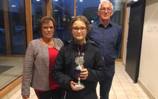 Lara Vogt (2007) gewinnt den Nachwuchs-Allrounder Pokal gesponsert von der Familie Kaczmarek.